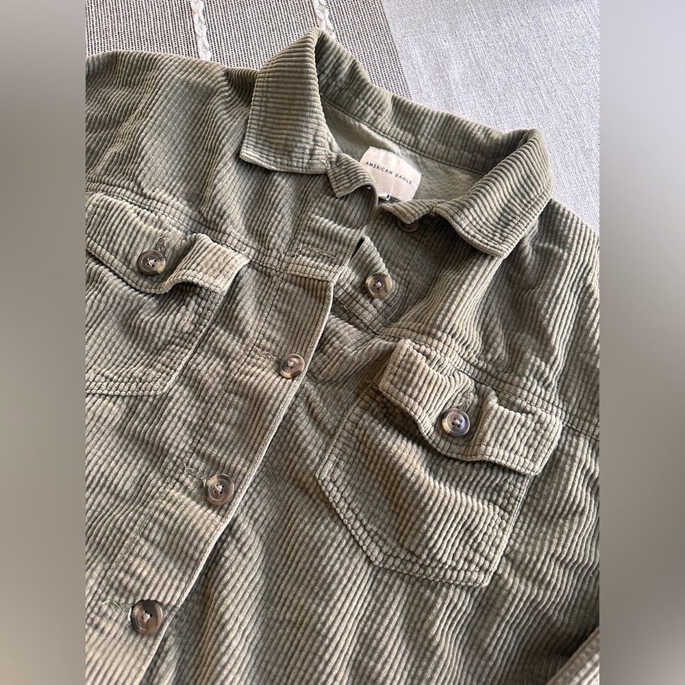 American Eagle Cropped Corduroy Button Up
